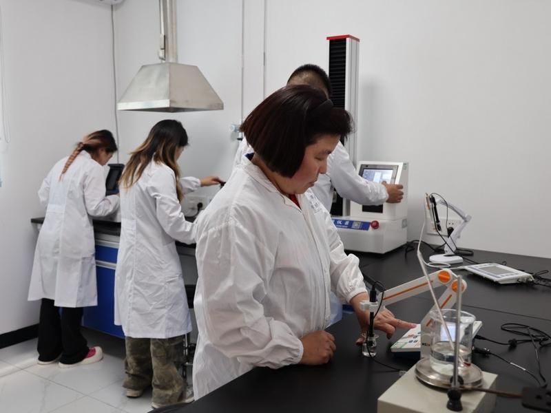 Tim peneliti Asian Agro melakukan evaluasi laboratorium formulasi pertanian